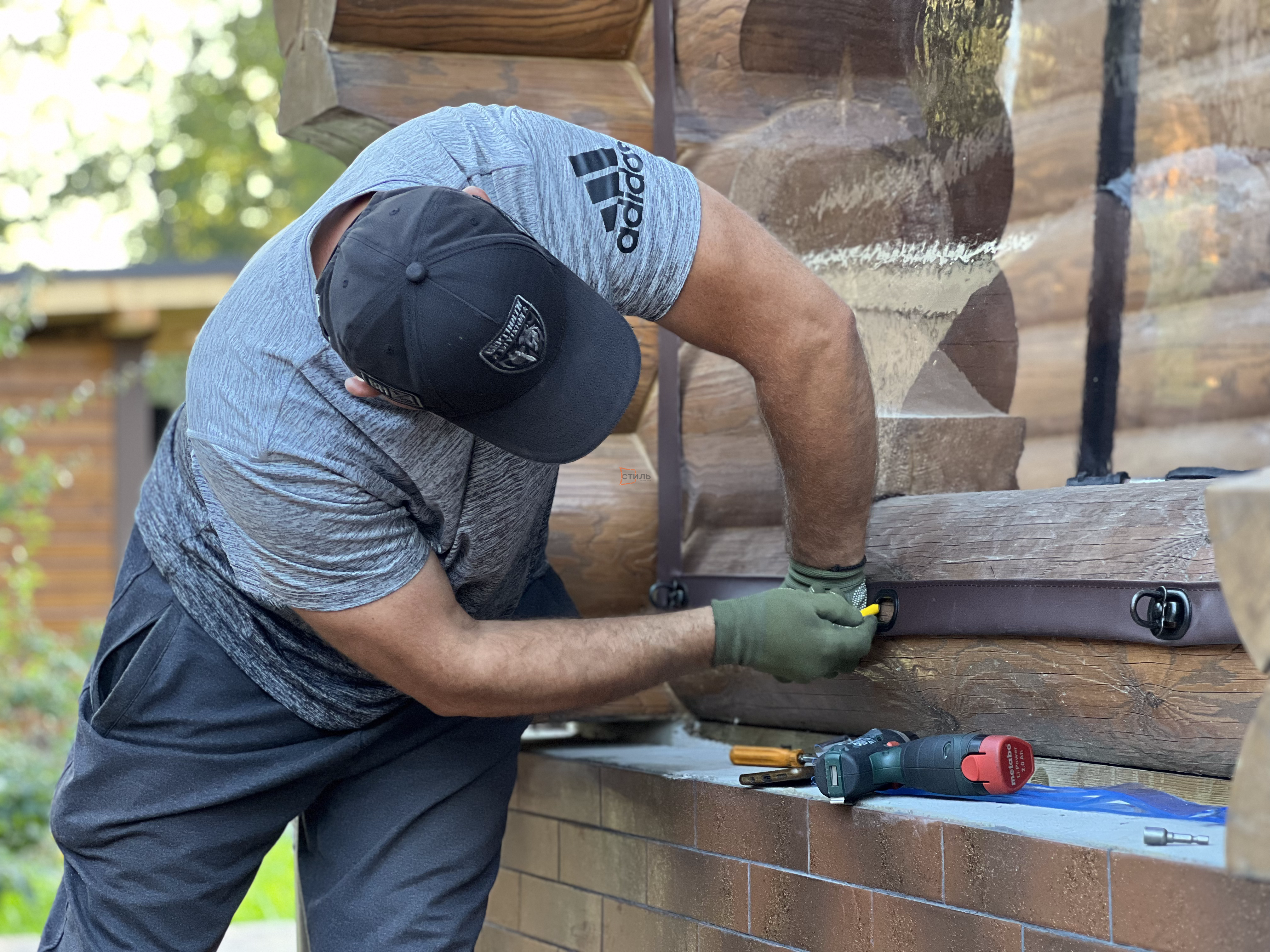 Специалист выполняет монтаж мягких окон