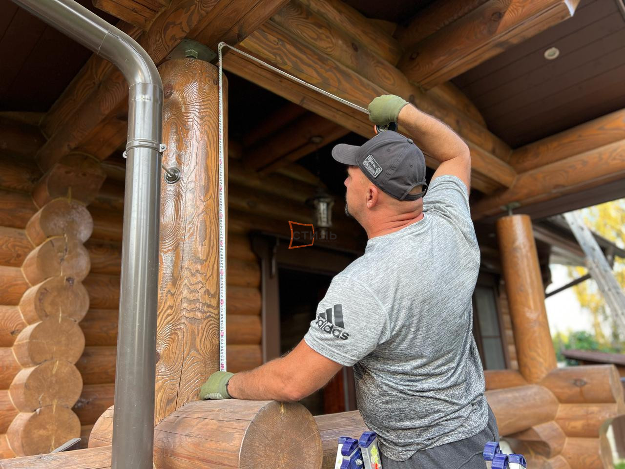 Специалист компании проводит замер для мягких окон