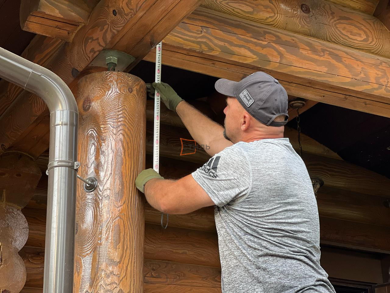 Специалист проводит замер мягких окон