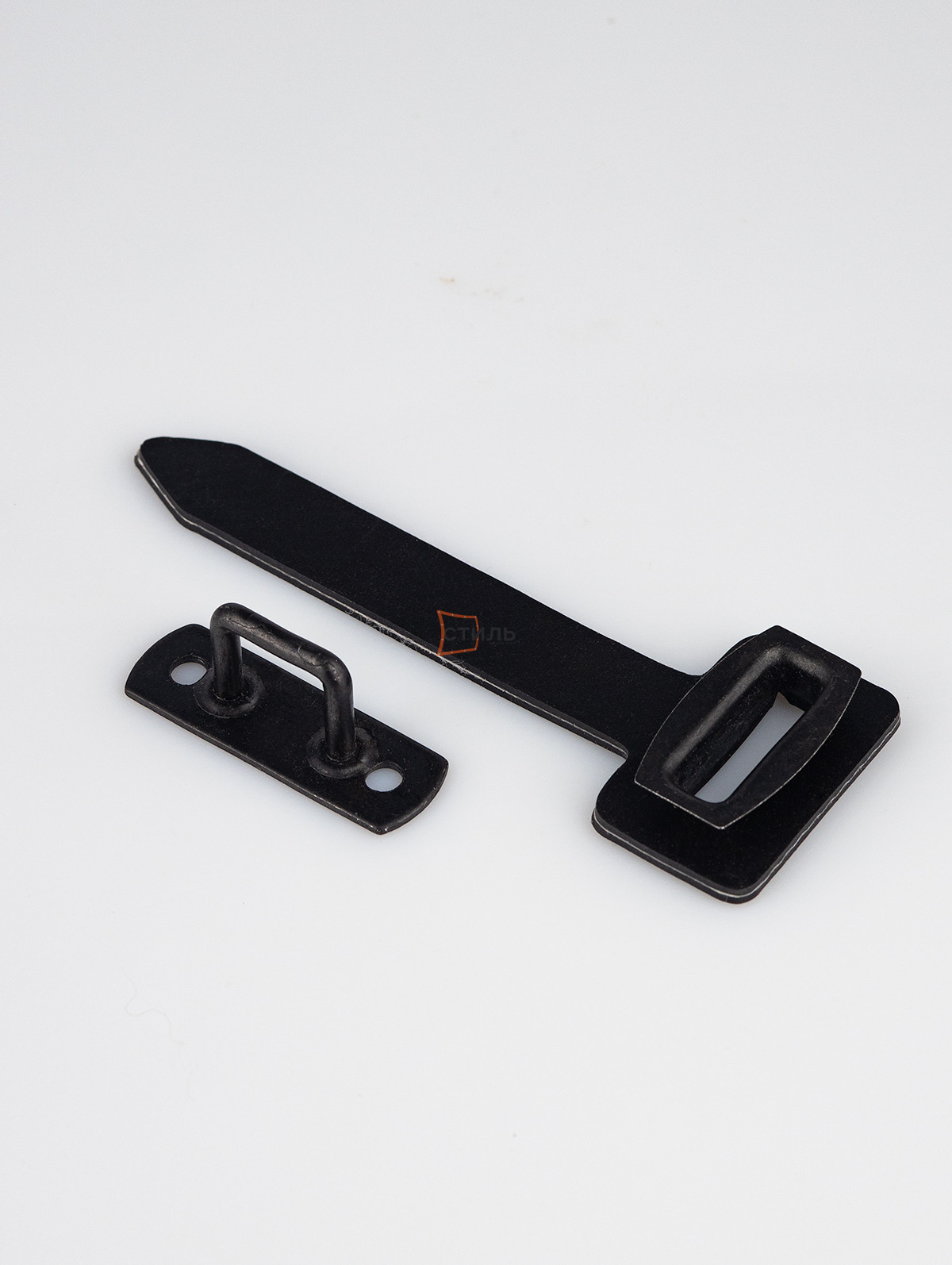 Скоба с черным пвх ремнем